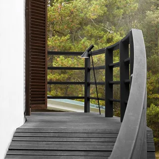 AJ Garden Long Tuinlamp 2700K Anchor Black van Louis Poulsen – productfoto 2 van 5