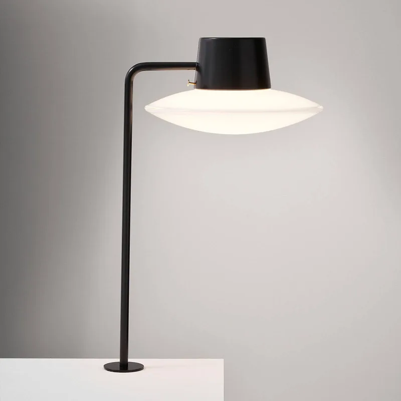 AJ Oxford Tischlampe, Pin, opal 41cm de Louis Poulsen en Schwarz, weiß – photo du produit