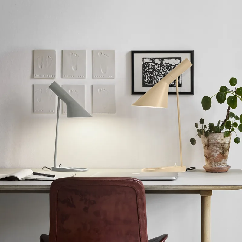 AJ Tafellamp Warm Grey - Louis Poulsen - Woonkamer - Designer - Metaal - 1 lamp by Louis Poulsen – product photo