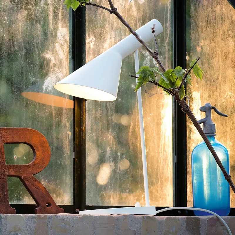 AJ Tafellamp Wit - Louis Poulsen - Woonkamer - Designer - Metaal - 1 lamp van Louis Poulsen – productfoto