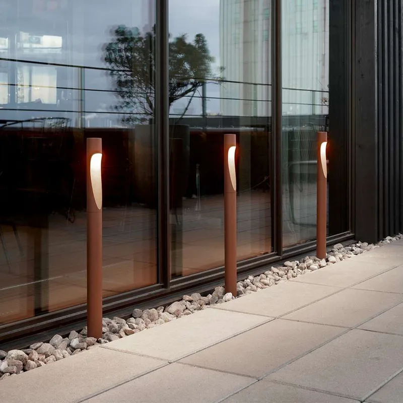 Flindt Garden tuinlamp Long LED 2700K met anker Corten - Louis Poulsen - Terras - Aluminium by Louis Poulsen – product photo