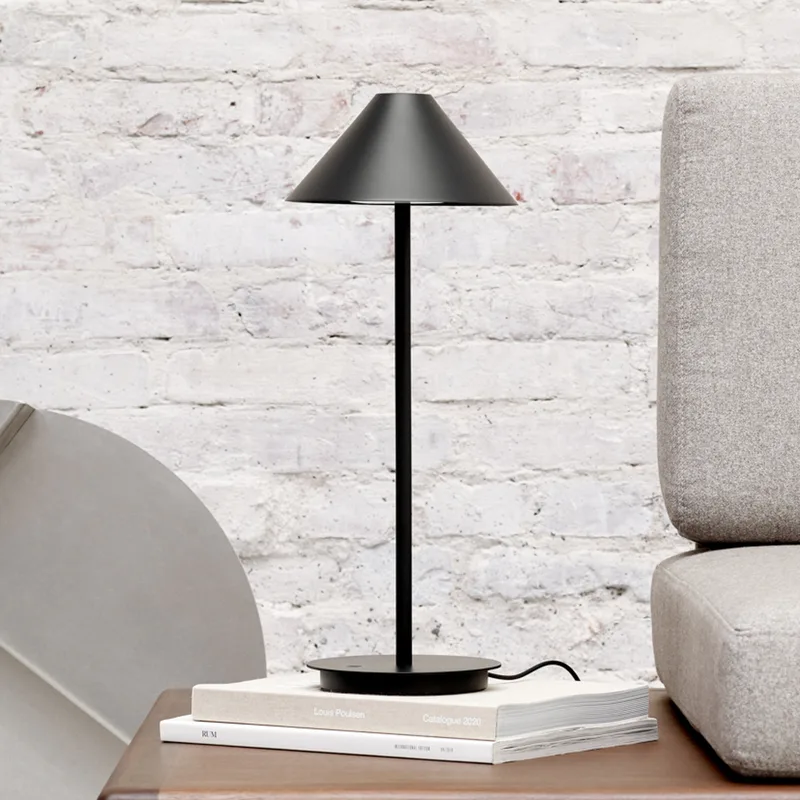 Keglen LED tafellamp, zwart, CCT, dimbaar - Louis Poulsen - Woonkamer - Designer - Metaal - Met lampenkap by Louis Poulsen – product photo