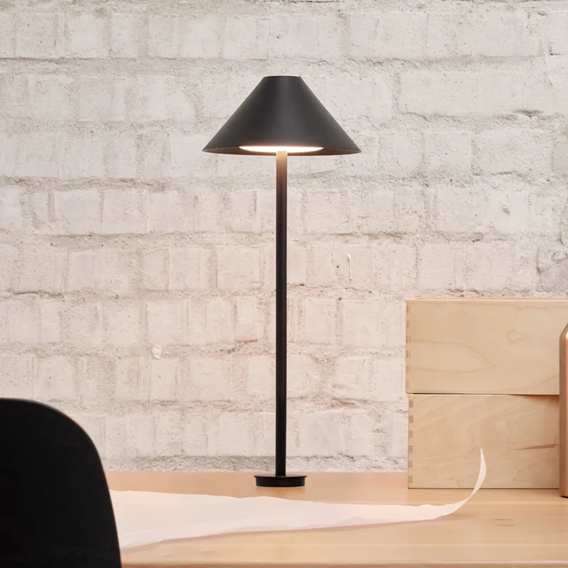 Keglen LED tafellamp, zwart, met pin, CCT - Louis Poulsen - Woonkamer - Designer - Metaal - Met lampenkap by Louis Poulsen – product photo