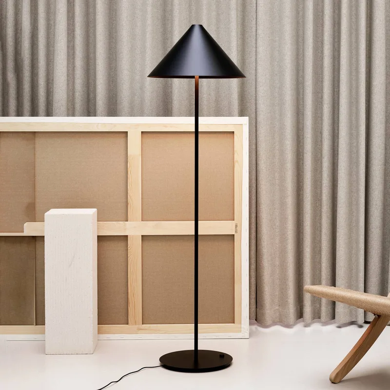 Keglen Stehlampe 3.000 K von Louis Poulsen in Schwarz – Produktfoto