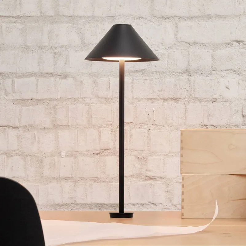 Keglen Tischlampe Pin 3000 K de Louis Poulsen en Schwarz – photo du produit