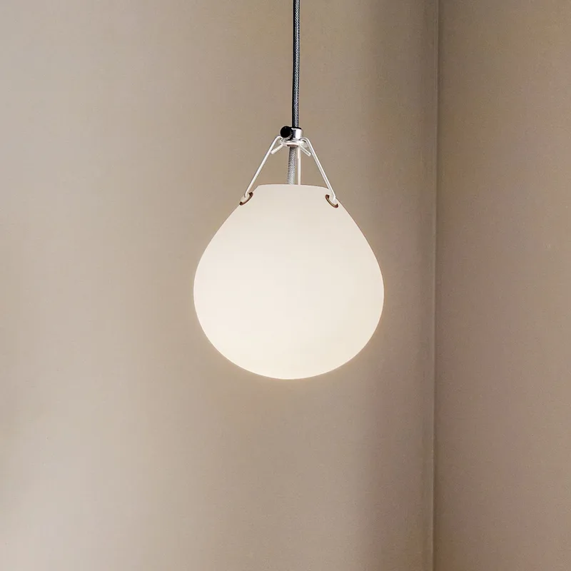 Moser Hanglamp Ø185 Matt White/Opal - Louis Poulsen - Woonkamer - Designer - Glas - 1 lamp von Louis Poulsen – Produktfoto