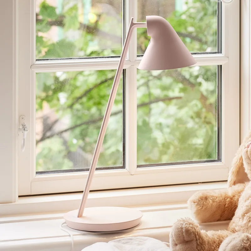 NJP Mini Taffellamp Soft Rose - Louis Poulsen - Woonkamer - Designer - Metaal - Met lampenkap van Louis Poulsen – productfoto