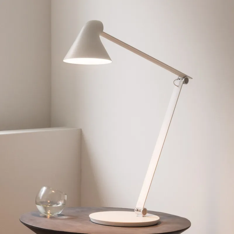NJP tafellamp met voet 3000K wit - Louis Poulsen - Woonkamer - Designer - Metaal - 1 lamp von Louis Poulsen – Produktfoto