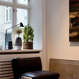 NJP Tafellamp met Voet 3000K Zwart van Louis Poulsen – productfoto 2 van 5
