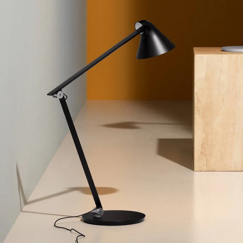 NJP Tafellamp met Voet 3000K Zwart van Louis Poulsen – productfoto 3 van 5