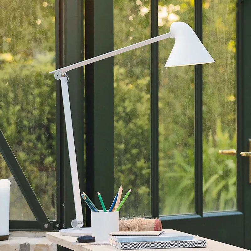 NJP tafellamp met voet wit 2.700 K - Louis Poulsen - Woonkamer - Designer - Metaal - 1 lamp von Louis Poulsen – Produktfoto