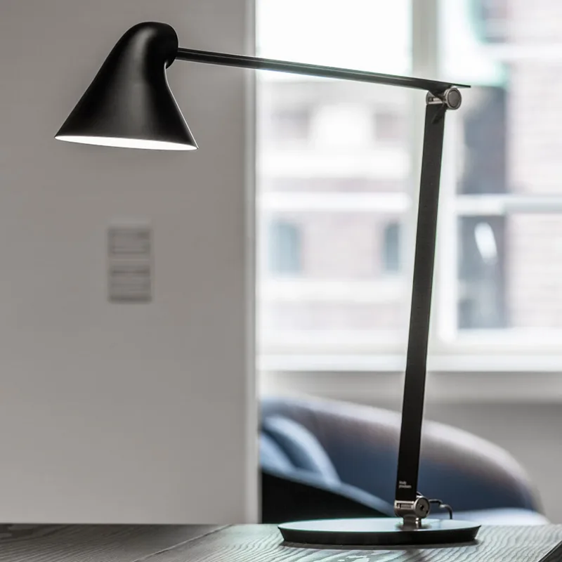 NJP tafellamp met voet zwart 2.700 K - Louis Poulsen - Woonkamer - Designer - Metaal - 1 lamp by Louis Poulsen – product photo