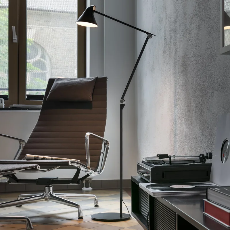 NJP VloerLamp 3000K Zwart - Louis Poulsen - Woonkamer - Designer - Metaal - Met lampenkap von Louis Poulsen – Produktfoto