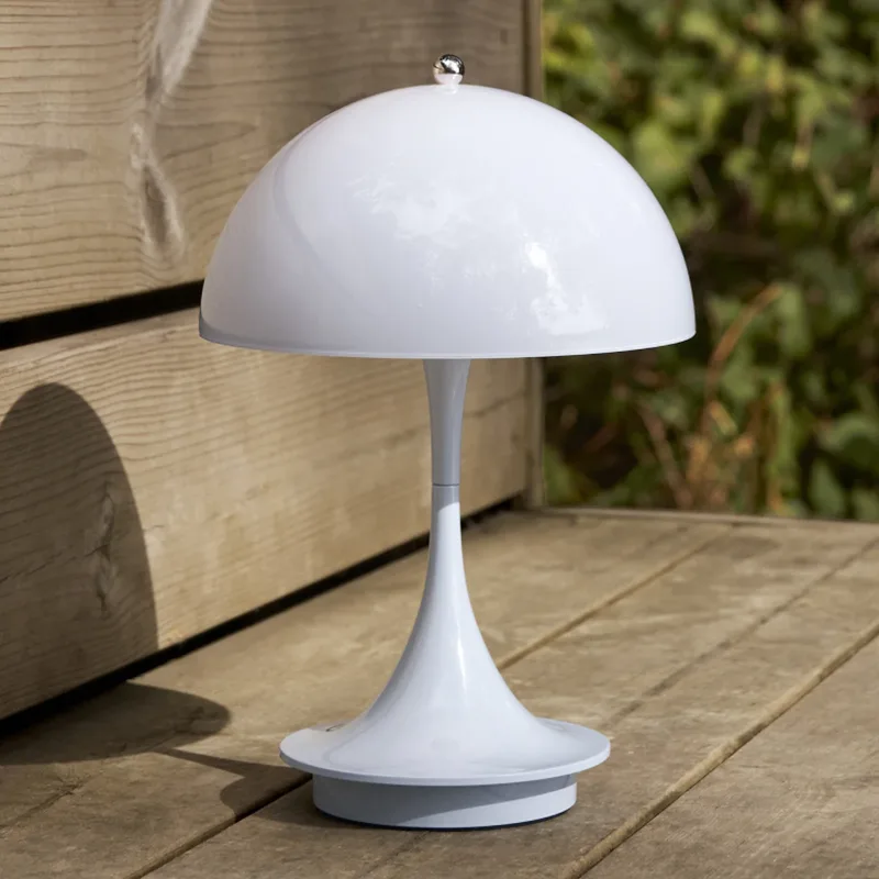 Panthella 160 PORTABLE V3 acculamp Opal Pale Blau - Louis Poulsen - Balkon - Designer - Kunststof - 1 lamp van Louis Poulsen – productfoto