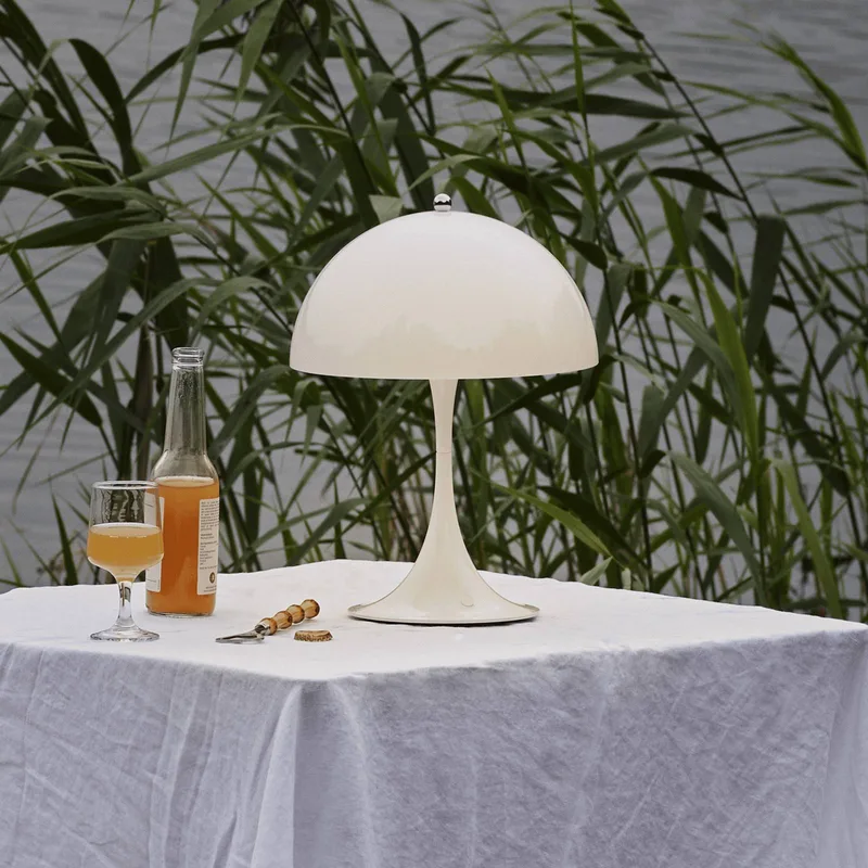 Panthella 250 PORTABLE LED-batterijlamp wit by Louis Poulsen – product photo 2 of 5