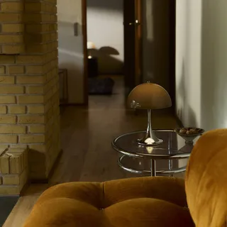Panthella 250 Portable Original, opaalbruin by Louis Poulsen – product photo 3 of 4