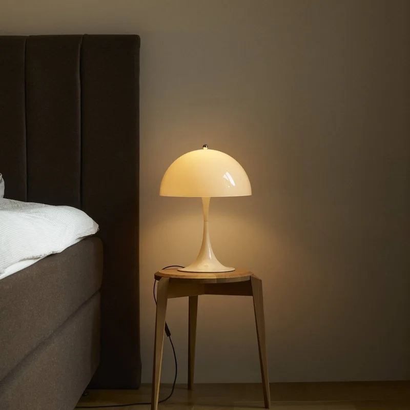 Panthella 320 tafellamp beige Ø 32 cm E14 by Louis Poulsen – product photo 2 of 3