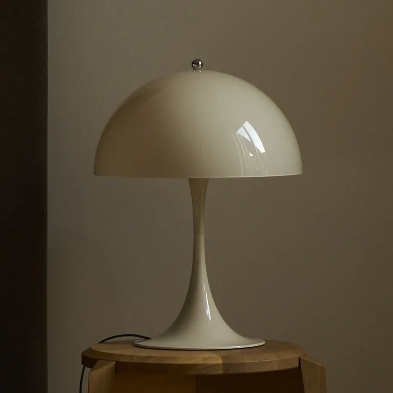 Panthella 320 tafellamp beige Ø 32 cm E14 - Louis Poulsen - Woonkamer - Modern - Kunststof - Met lampenkap by Louis Poulsen – product photo