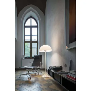 Panthella vloerlamp, wit/opaal från Louis Poulsen – produktbild 4 av 5