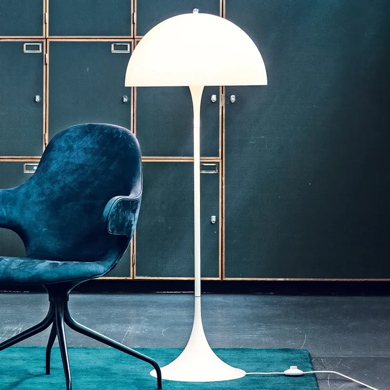Panthella vloerlamp, wit/opaal - Louis Poulsen - Woonkamer - Designer - Kunststof - Met lampenkap by Louis Poulsen – product photo