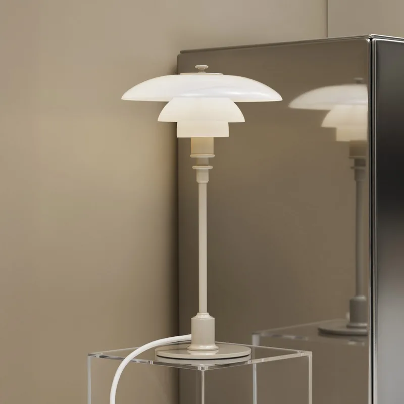 PH 2/1 tafellamp, glanzend beige, Ø 20 cm - Louis Poulsen - Woonkamer - Designer - Glas - Met lampenkap by Louis Poulsen – product photo