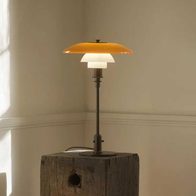 PH 3-2 tafellamp, gebruneerd messing, amber - Louis Poulsen - Woonkamer - Designer - Metaal - 1 lamp van Louis Poulsen – productfoto