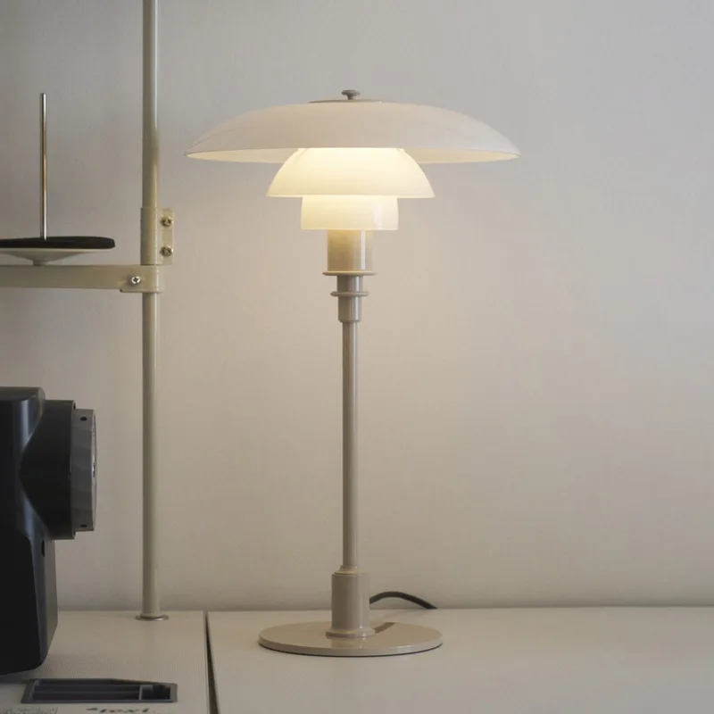 PH 3/2 tafellamp, glanzend beige, Ø 28 cm - Louis Poulsen - Woonkamer - Designer - Glas - Met lampenkap by Louis Poulsen – product photo