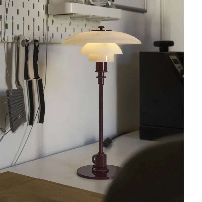PH 3/2 tafellamp, glanzend bordeauxrood, Ø 28 cm van Louis Poulsen – productfoto 3 van 5