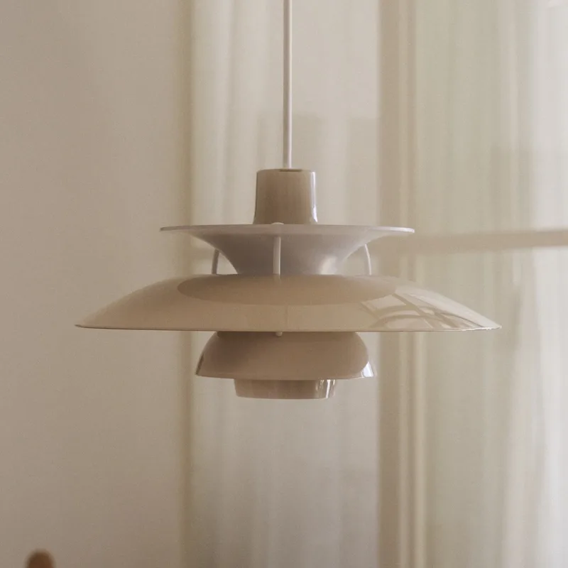 PH 5 320 hanglamp, opaal-beige, E14, polymeer - Louis Poulsen - Eetkamer - Designer - Kunststof - 1 lamp von Louis Poulsen – Produktfoto