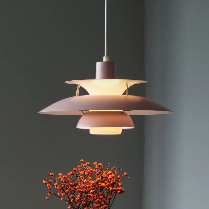 PH 5 500 hanglamp in de kleuren van Rosa - Louis Poulsen - Woonkamer - Designer - Metaal - 1 lamp von Louis Poulsen – Produktfoto