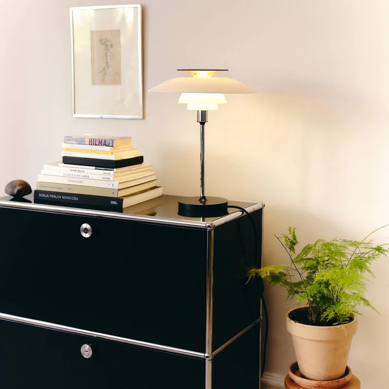 PH 80 tafellamp, wit/rood/chroom, Ø 32 cm de Louis Poulsen – photo du produit 2 sur 5