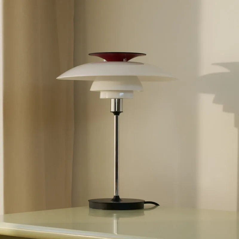 PH 80 tafellamp, wit/rood/chroom, Ø 32 cm - Louis Poulsen - Woonkamer - Designer - Aluminium - Met lampenkap van Louis Poulsen – productfoto