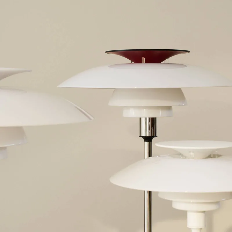 PH 80 tafellamp, wit/rood/chroom, Ø 32 cm de Louis Poulsen – photo du produit 5 sur 5