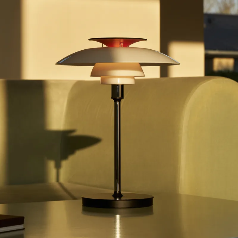 PH80 PORTABLE accu-tischlamp, wit/rood/chroom - Louis Poulsen PH 80 - Woonkamer - Designer - Aluminium - Met lampenkap by Louis Poulsen – product photo