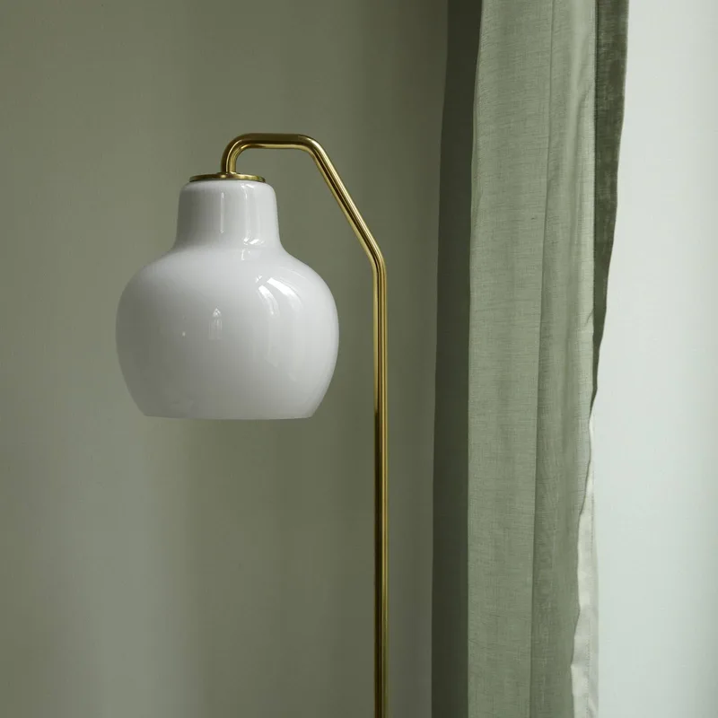 VL Ring Crown vloerlamp wit/messing E14 från Louis Poulsen – produktbild 5 av 5