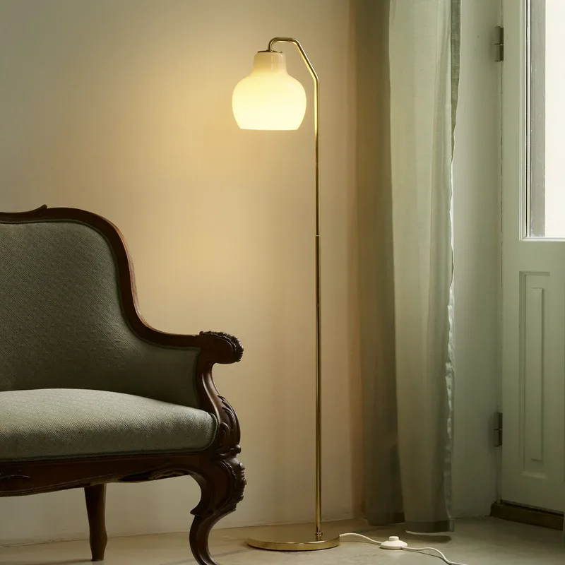VL Ring Crown vloerlamp wit/messing E14 - Louis Poulsen - Woonkamer - Modern - Met lampenkap von Louis Poulsen – Produktfoto