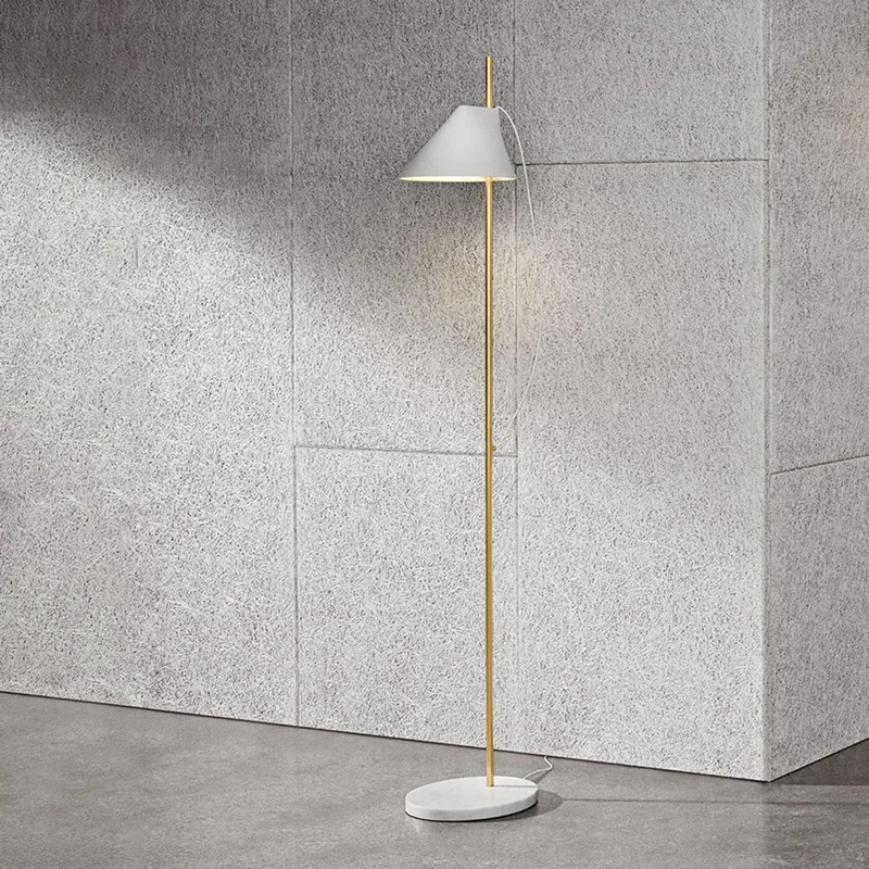Yuh Vloerlamp Wit/Geelkoper - Louis Poulsen Yuh Brass - Woonkamer - Designer - Metaal - Met lampenkap van Louis Poulsen – productfoto