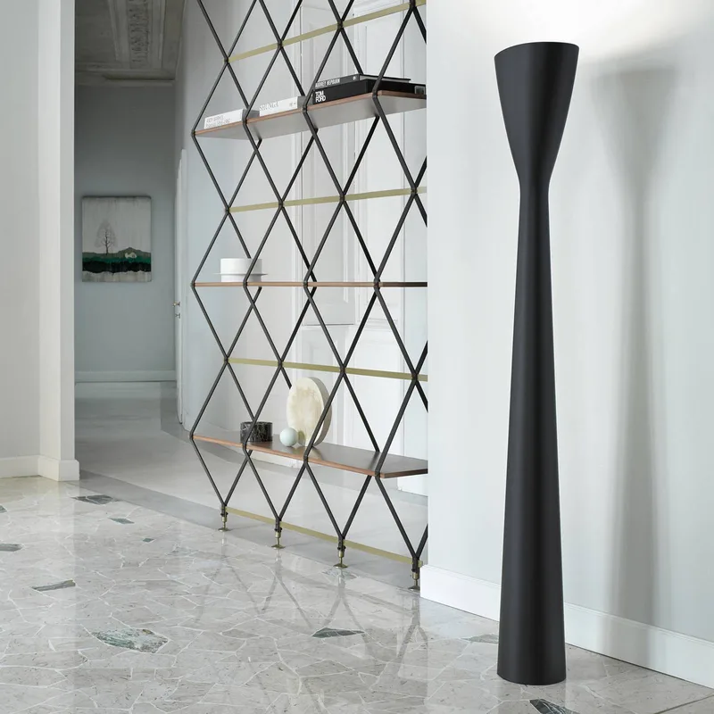 LED uplighter vloerlamp Carrara met dimmer van Luceplan in Zwart – productfoto