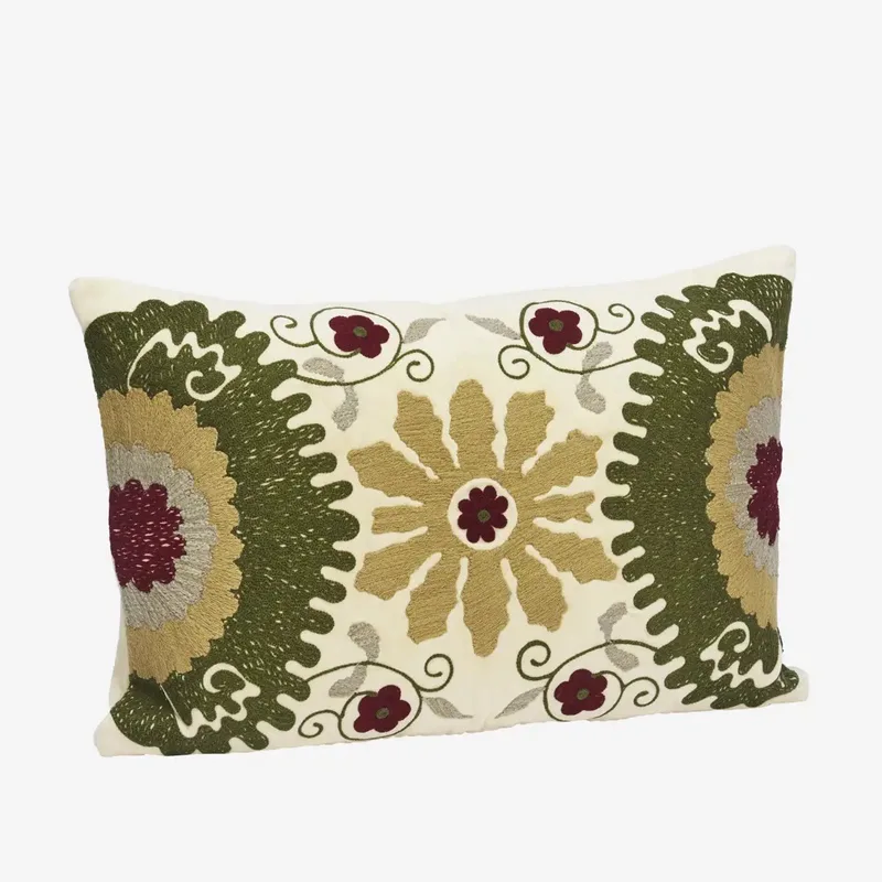Handgeborduurde Suzani Fluwelen Kussenhoes - 40x60 cm van Madam Stoltz in Roomwit – productfoto