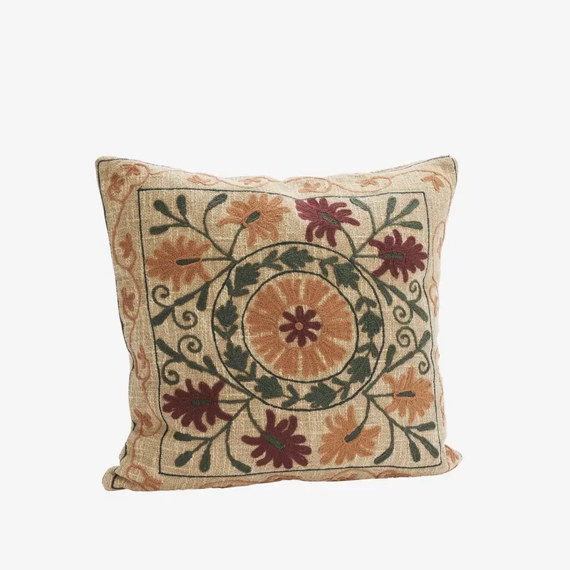 Handgeborduurde Suzani kussenhoes - 50x50cm van Madam Stoltz in Zand – productfoto
