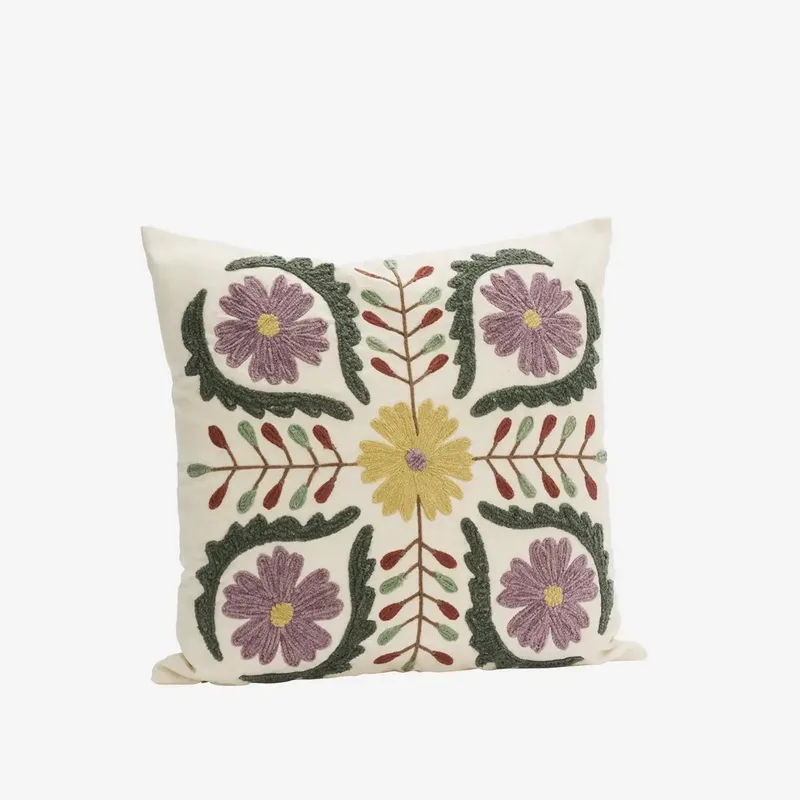 Handgeborduurde Suzani Kussenhoes - Gebroken wit/gekleurde bloemen van Madam Stoltz in Gebroken wit – productfoto