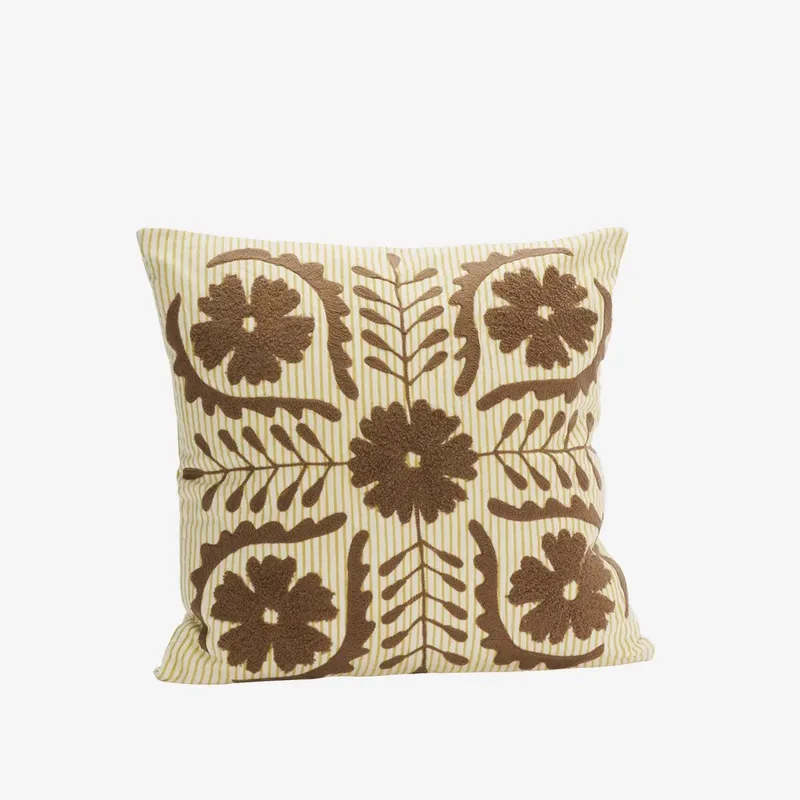 Handgeborduurde Suzani Kussenhoes wit/bruin - 45x45cm van Madam Stoltz in Wit – productfoto
