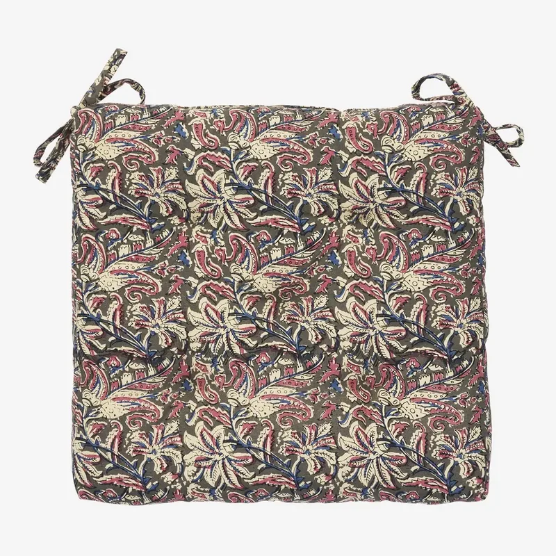 Katoenen stoelkussen 45x45cm- beige/roze/grijze bloemenprint van Madam Stoltz in Roze – productfoto