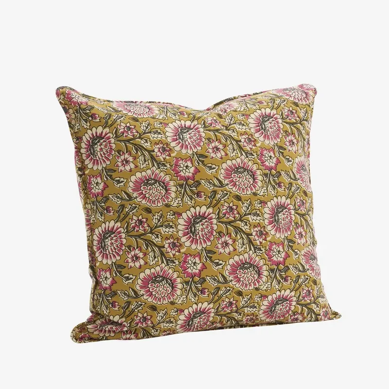 Kussenhoes - mosterd/roze bloemenprint - 50x50cm van Madam Stoltz in Mosterd – productfoto