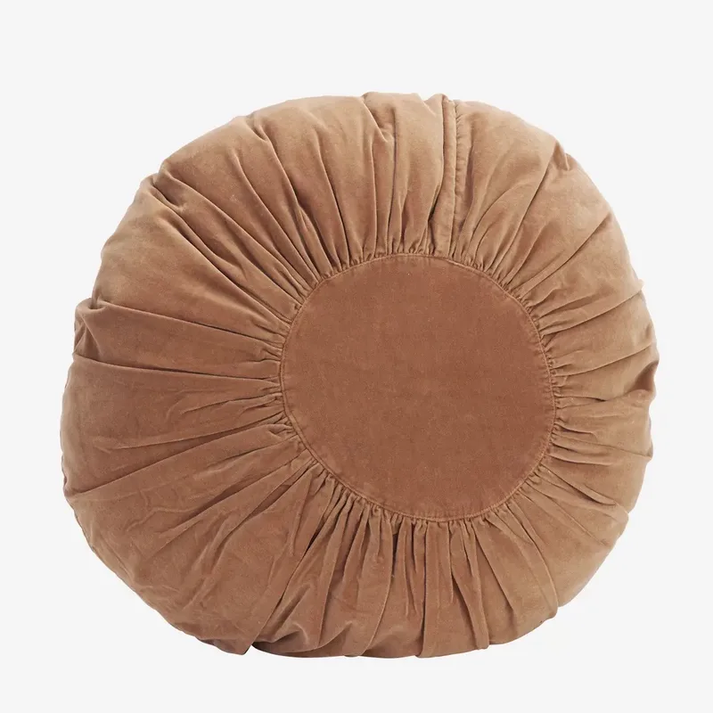Rond Fluwelen Kussen - Dusty Peach Velvet - 55 cm van Madam Stoltz in Perzik – productfoto