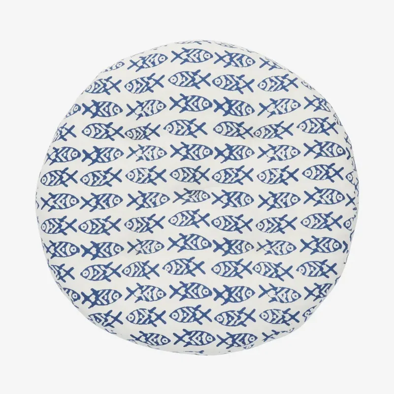 Rond Stoelkussen 45 cm - 100% Katoen - met Blauwe Vissen van Madam Stoltz in Wit – productfoto