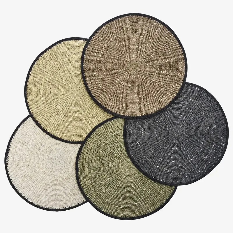 Set van 5 Ronde Zeegras Placemats met Zwarte Rand - Koele Kleuren van Madam Stoltz in Bruin – productfoto