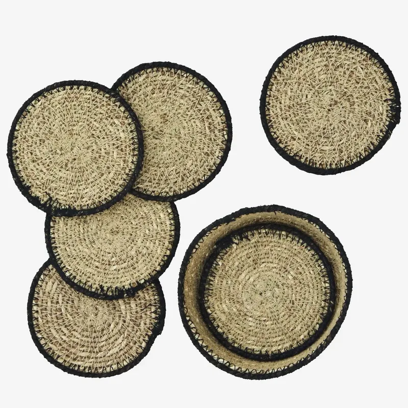 Set van 6 Zeegras Onderzetters met zwarte geborduurde rand - 10 cm van Madam Stoltz in Naturel – productfoto