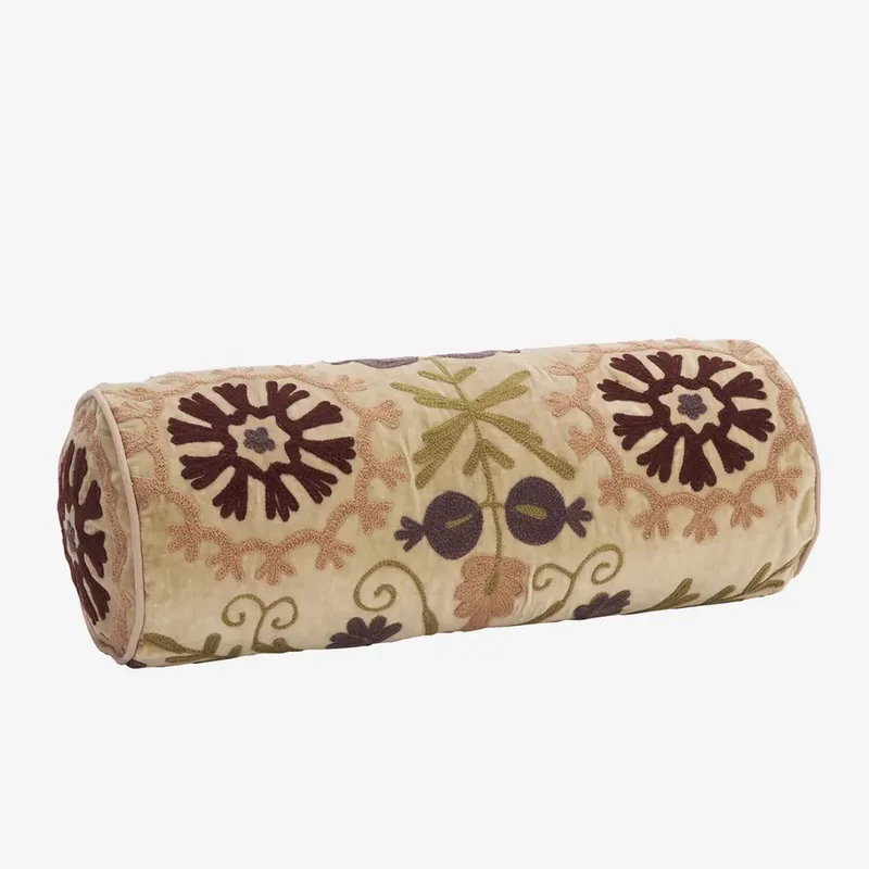 Suzani Fluwelen Rol Kussen – Geborduurd – 20 x 55 cm från Madam Stoltz i Beige – produktbild