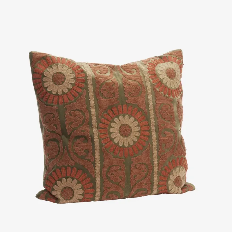 Suzani Geborduurde Fluwelen Kussenhoes – 50 x 50 cm fra Madam Stoltz i Khaki – produktbillede